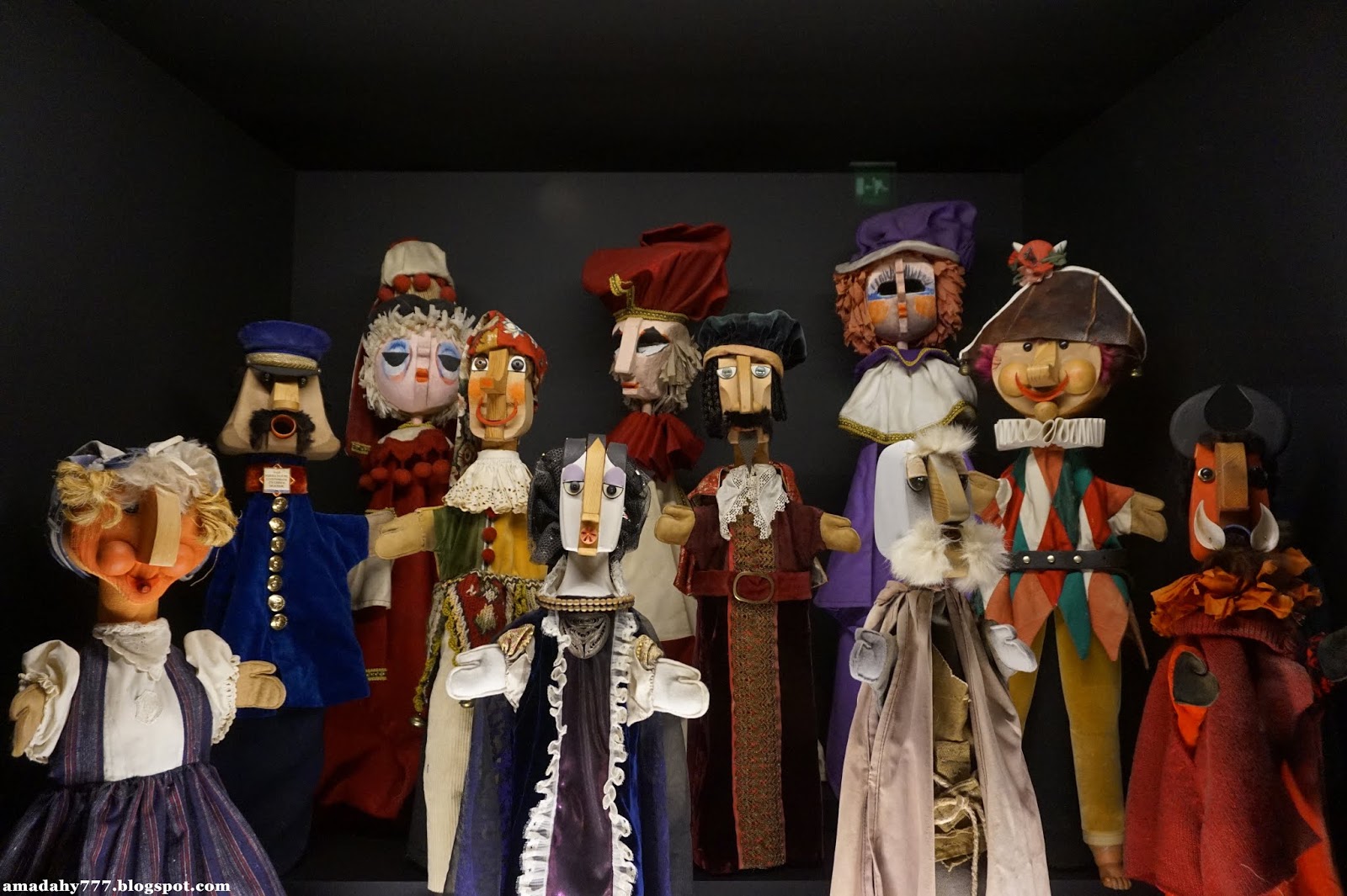 Le poétique musée de la Go walking down there